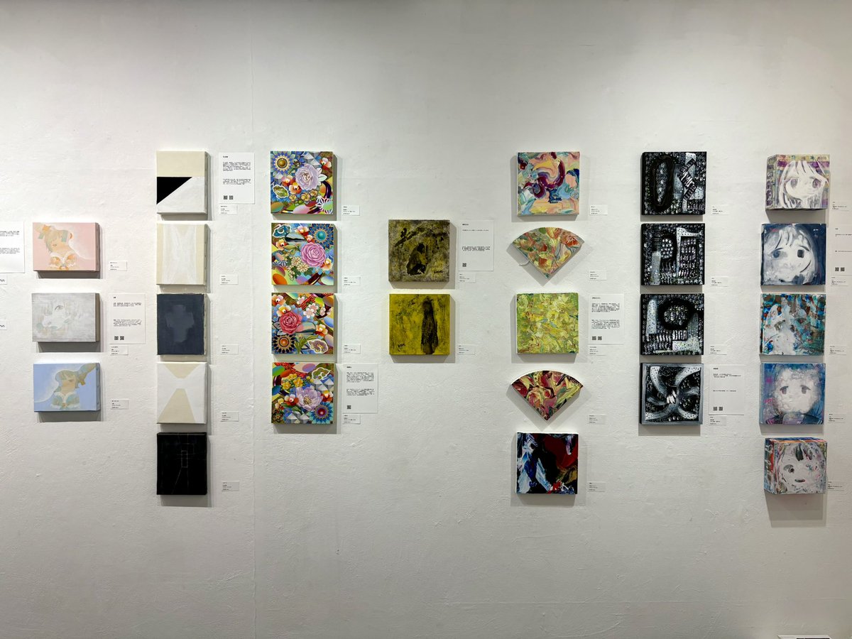 sangatsu_art's tweet image. 生憎の雨です。普段は海外のお客様も多く来られますが本日はスローな予感。ごゆっくりご覧頂けるかと思います！

44名182点の作品を展示中！見応えあるのでこの機会に是非お越しください！！ネットショップからもご購入頂けます。

特設サイトはこちら！
swimmy2026.netlify.app