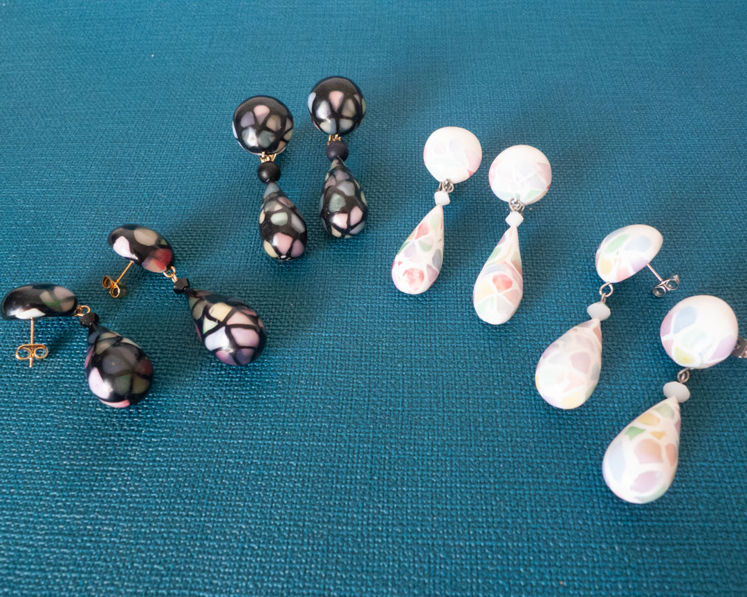 【彩あつめのマスカレード】幻想と煌びやかの空想
白イヤリングだけ、黒ピアスだけと1点ずつの状態でしたが、揃ってないと選びにくいんだと思いまして、両色両金具で作りました
2026.3.7-8(土日) 10:00-16:00
#手作りたんとマルシェ道の駅やまがた蔵王