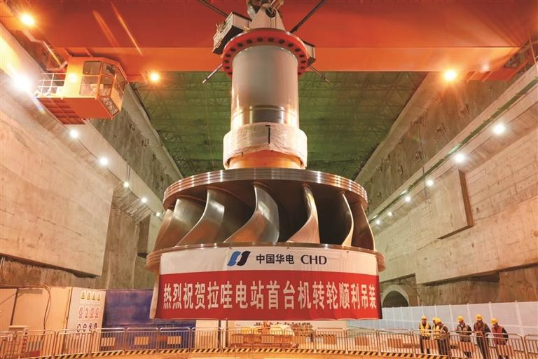 TibetNews11's tweet image. È stata issata con successo la prima turbina della centrale elettrica con #diga in roccia rivestita in calcestruzzo più alta del mondo.