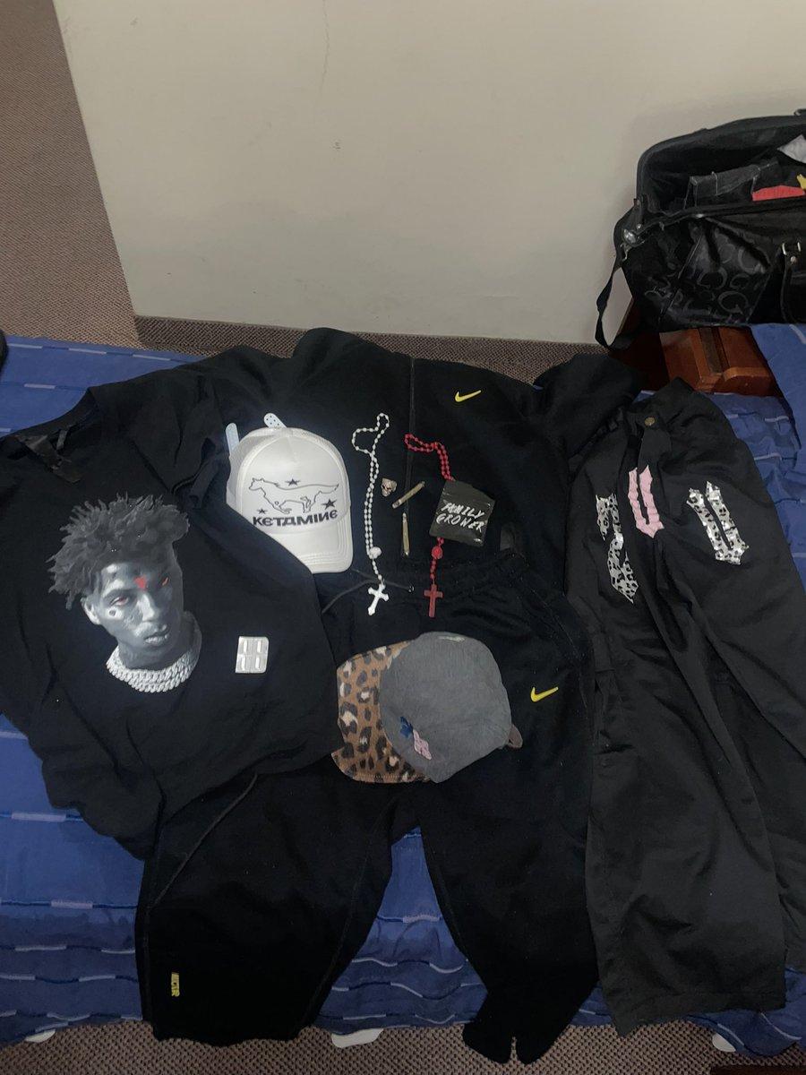 M olvide de agradecer aca x los regalos q me dieron en saltrap, me quede re manija los extraño saltaaaaa eran divertidos los días ahi🥲