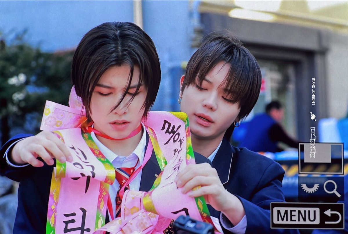 thislngshot04's tweet image. Langkahnya masuk gerbang,
abang-abangnya cuma bisa senyum dan bilang,
“Jangan lupa makan.”

Padahal yang sebenarnya pengen bilang,
“Kalau bisa jangan cepet-cepet gede.”
#FirstDayOfSchool
 #롱샷 #오율 #률 #우진  #루이