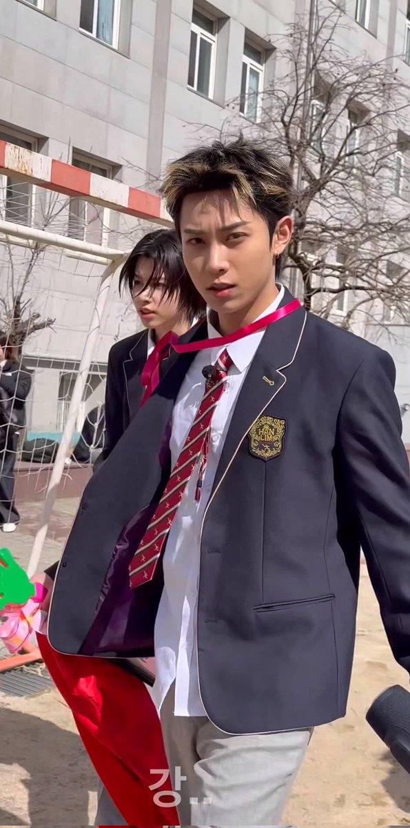 thislngshot04's tweet image. Langkahnya masuk gerbang,
abang-abangnya cuma bisa senyum dan bilang,
“Jangan lupa makan.”

Padahal yang sebenarnya pengen bilang,
“Kalau bisa jangan cepet-cepet gede.”
#FirstDayOfSchool
 #롱샷 #오율 #률 #우진  #루이