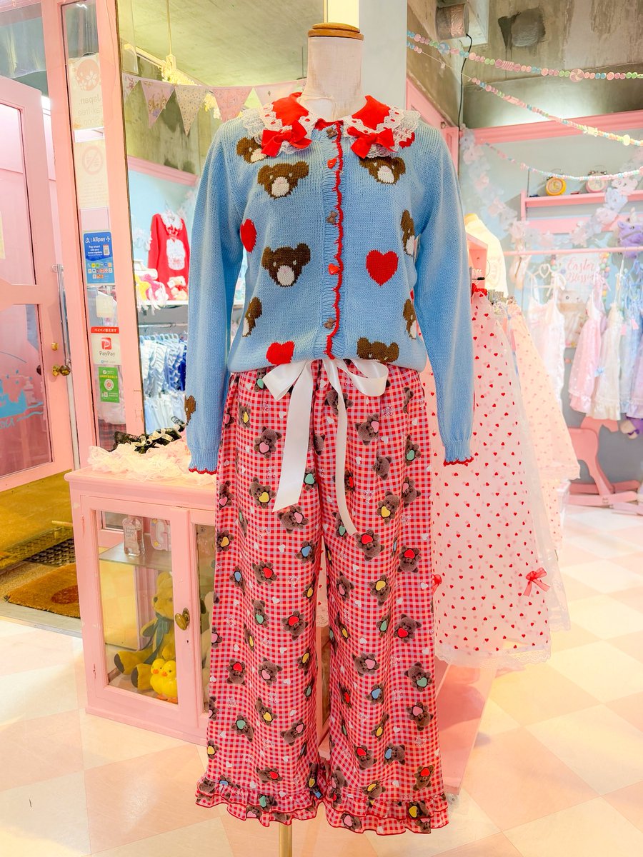 カーディガン¥25000(¥27500) パンツ ¥16000(¥17600) カットソー ¥7900