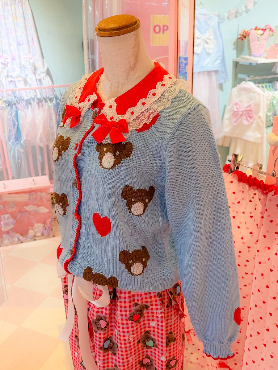 カーディガン¥25000(¥27500) パンツ ¥16000(¥17600) カットソー ¥7900