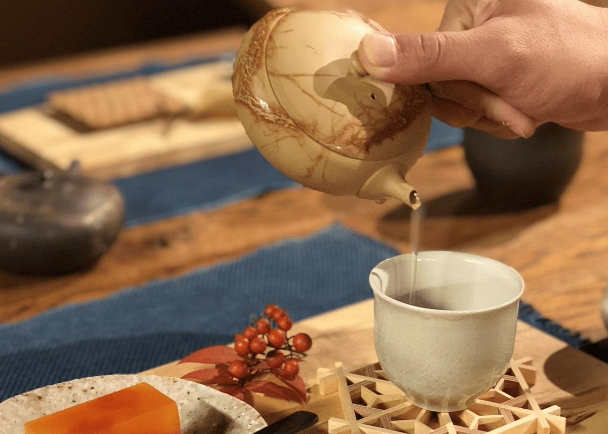 AichiNow_en's tweet image. A master #Potter shows you an awesome #PotteryWorkshop in a guided tour along #TokonameCity’s picturesque #PotteryFootpath📷page.aichinow.pref.aichi.jp/MmWYz2 You can even learn traditional #TeaCeremony and dine on savory #JapaneseSweets🍵🍡 #AichiNow