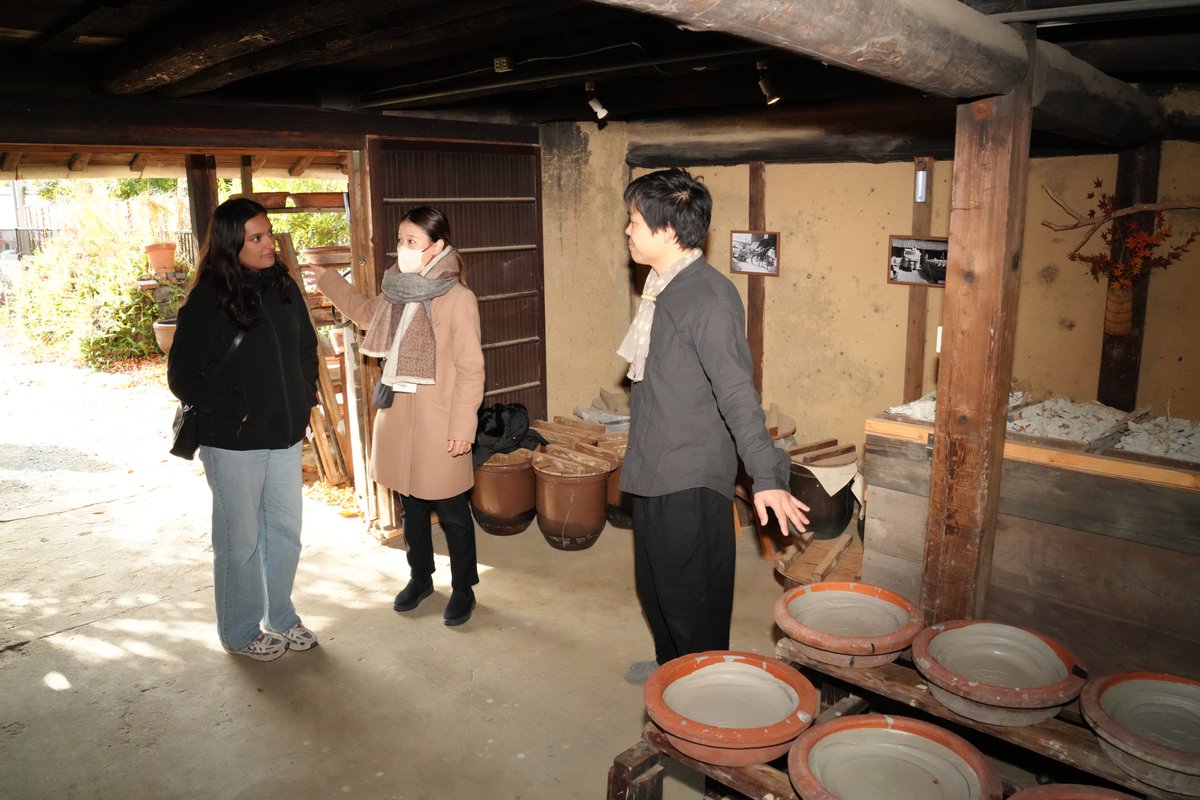 AichiNow_en's tweet image. A master #Potter shows you an awesome #PotteryWorkshop in a guided tour along #TokonameCity’s picturesque #PotteryFootpath📷page.aichinow.pref.aichi.jp/MmWYz2 You can even learn traditional #TeaCeremony and dine on savory #JapaneseSweets🍵🍡 #AichiNow