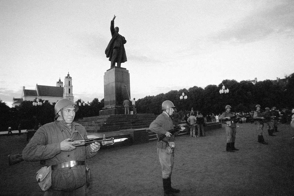 HistoryFoto's tweet photo. Военнослужащие советской армии охраняют памятник Ленину от сторонников выхода Литвы из состава СССР. Вильнюс.  23 августа 1990 г. Фото: Виргилиюс Усинавичюс. https://t.co/vyh0KFj7Um