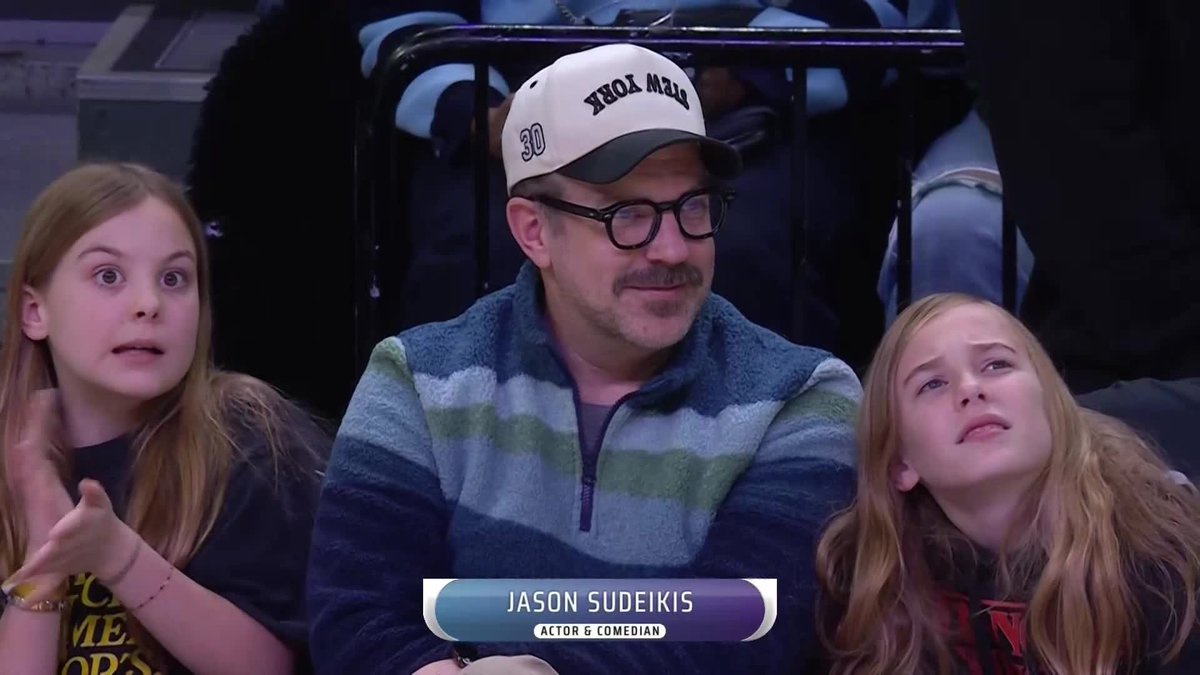 📸| jason sudeikis with his kids at the unrivaled semifinals tonight in new york