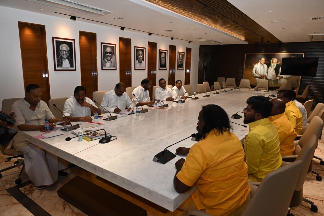 KKSelvakumaroff's tweet photo. நேற்றைய தினம் 02.03.2026, திங்கட்கிழமை - தமிழக தலைநகர் சென்னையில் உள்ள திமுக தலைமையகமான, அண்ணா அறிவாலயத்தில், திராவிட முன்னேற்றக் கழக கூட்டணி பேச்சுவார்த்தை குழுவுடன் தொகுதி பங்கீடு குறித்து பேச்சு வார்த்தை நடத்தினோம்.

பேச்சுவார்த்தை வெற்றிகரமாக நடந்தது முடிந்தது. 2026 சட்டமன்��� தேர்தலில் தமிழர் தேசம் கட்சி களம் காணும் என்பதனை மகிழ்வுடன் தெரிவித்துக்கொள்கிறேன்!