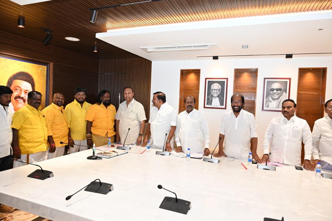 KKSelvakumaroff's tweet photo. நேற்றைய தினம் 02.03.2026, திங்கட்கிழமை - தமிழக தலைநகர் சென்னையில் உள்ள திமுக தலைமையகமான, அண்ணா அறிவாலயத்தில், திராவிட முன்னேற்றக் கழக கூட்டணி பேச்சுவார்த்தை குழுவுடன் தொகுதி பங்கீடு குறித்து பேச்சு வார்த்தை நடத்தினோம்.

பேச்சுவார்த்தை வெற்றிகரமாக நடந்தது முடிந்தது. 2026 சட்டமன்��� தேர்தலில் தமிழர் தேசம் கட்சி களம் காணும் என்பதனை மகிழ்வுடன் தெரிவித்துக்கொள்கிறேன்!