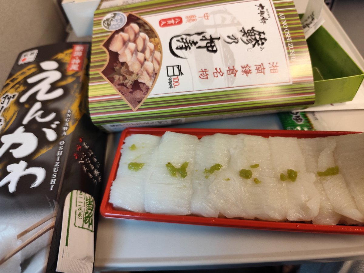 Taka_DETH's tweet photo. Dream theaterの岡山公演に向けて東京駅で駅弁買い込んで新幹線で移動しています！
エンガワ押し寿司、肉厚のエンガワがたっぷり入って1,600円位だったと思います。
駅構内の寿司屋では握りが6,000円、チラシが4,000円だったので安いと感じてしまった。。。麻痺してます！ https://t.co/8rg9pUGNRe