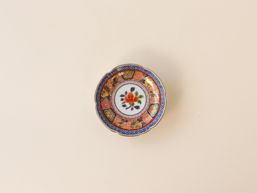 今日はひな祭りですね🎎

ハレの日に使いたい、赤い絵つけが美しい縁起のよい食器たち。