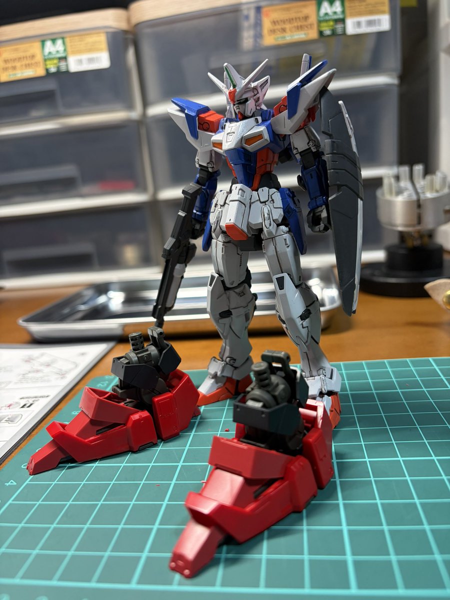 TnnlxsXUEq5710's tweet photo. 福岡限定のRG FFサザビー着工！
まずは脚部から組んでるけど、この密度感はやっぱりRGならでは。
比較にジェミナス01と並べてみたけど、足首だけでこのボリューム差…！完成が楽しみ。
#ガンプラ #ガンプラ好きな人と繋がりたい #サザビー #MSN04FF https://t.co/IXek5qL1vN