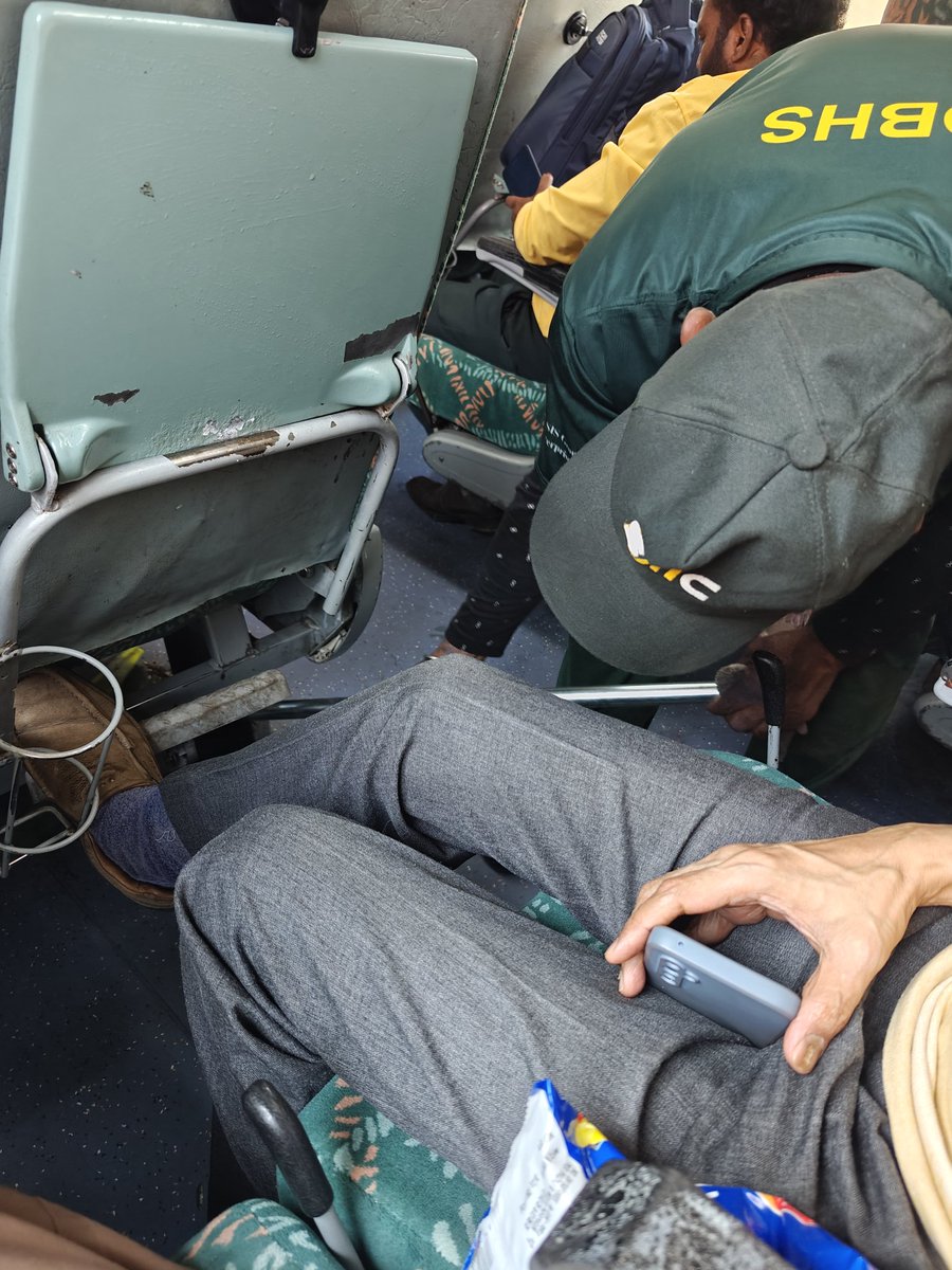 SwarnavaSaha27's tweet photo. Grateful to Indian Railways for the prompt cleaning within one hour of my complaint. https://t.co/whiOK5IFzN