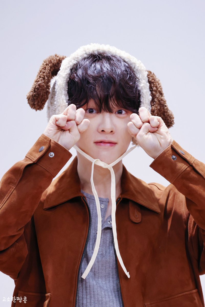 step1. 진지하게 강쥐발을 만들고
step2. 냅다 예쁜짓!
태빈가나디 완성 🐶

#이태빈