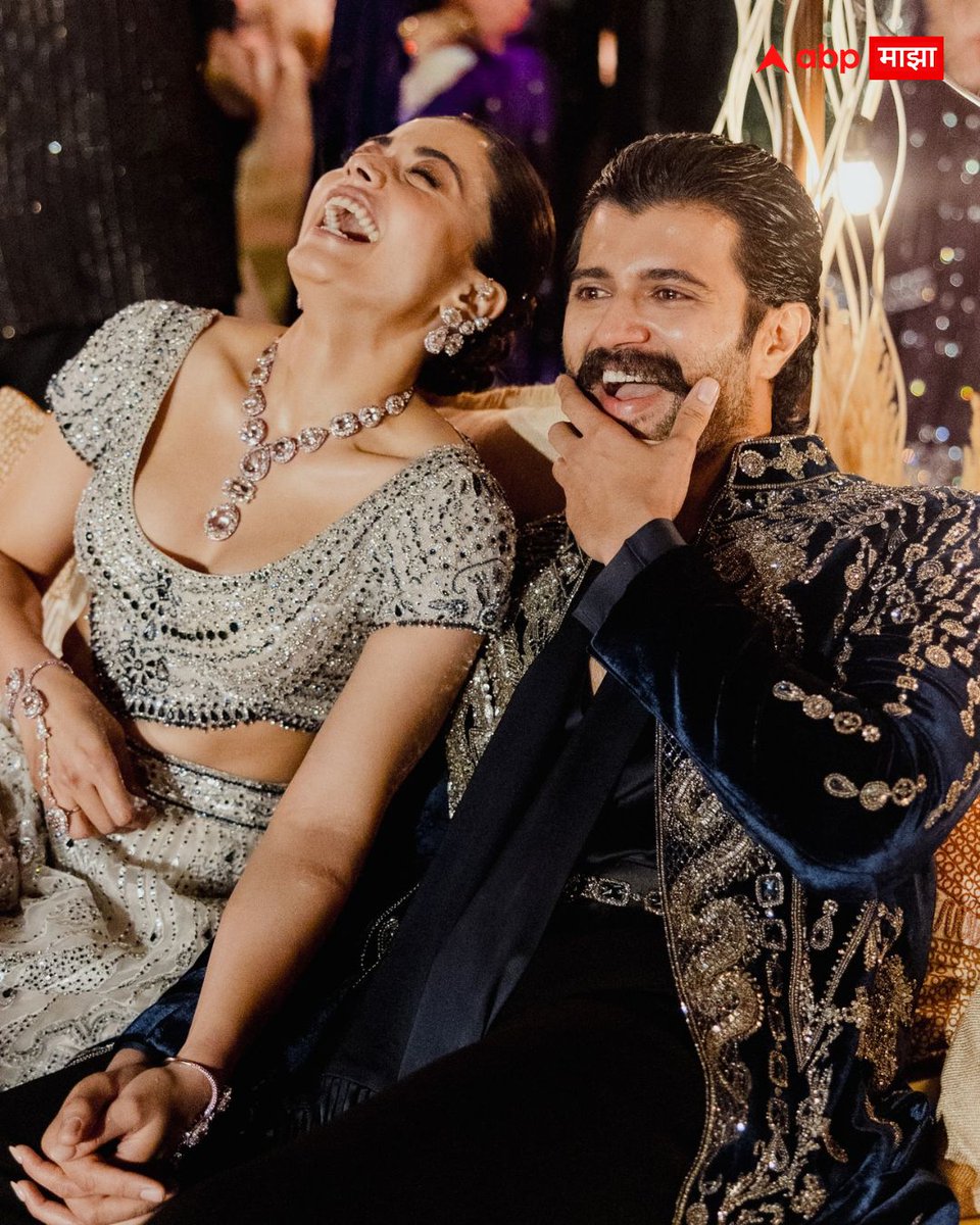 abpmajhatv's tweet image. ‘VIROSH’चं ग्रँड संगीत! नॅशनल क्रश रश्मिका आणि विजयने सोशल मीडियावर शेअर केले फोटो

#rashmikamandanna #vijaydevarakonda #Virosh #sangeetnight #wedding

(Rashmika Mandanna, Vijay Devarakonda, Virosh Sangget Night, Wedding)