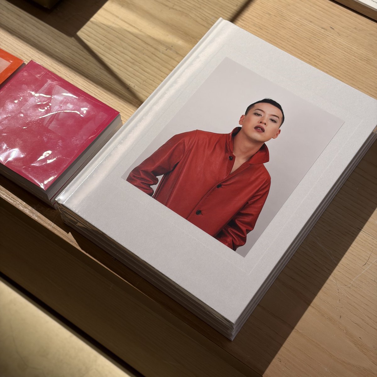 鷹野隆大『IN MY ROOM REVISITED』、店頭販売も開始いたしました。手に