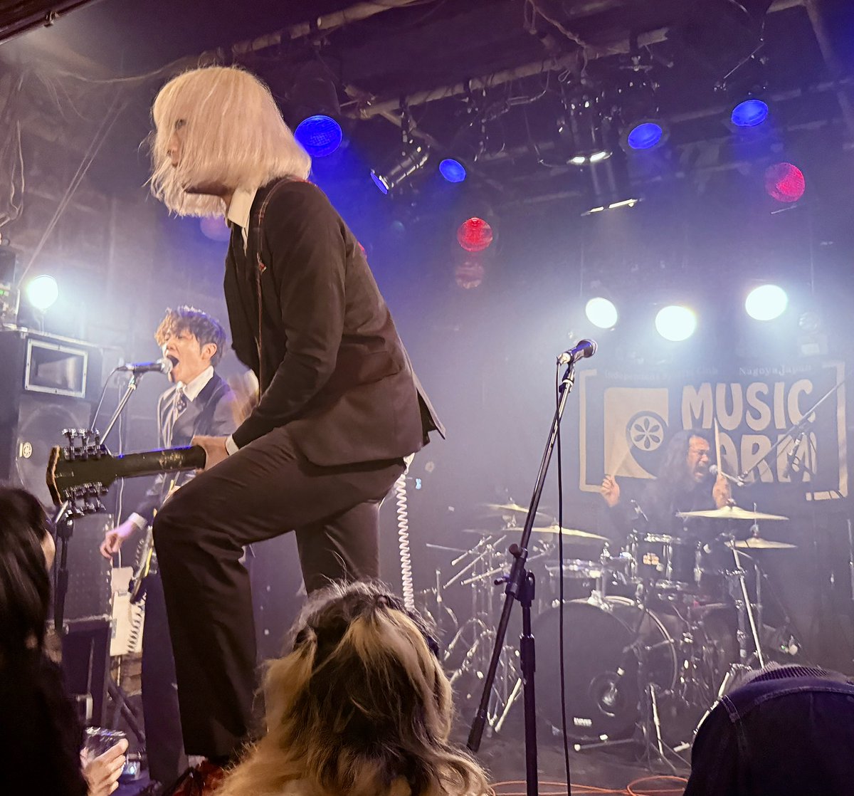 j100jp_hattari's tweet photo. 散▽巡2nd EP Release party
名古屋編「旅路」
『HELPLESS TRIANGLE』お目当てに
初めましての「NagoyaMusicFarm」
「アバヨ」さんの途中から入ったけど
フィードバックしまくり唸りまくりの
MusicFarmは良いハコで最高やった🎸
#HELPLESSTRIANGLE
#ヘルトラ!
#名古屋MUSICFARM https://t.co/oPAI3Wj8xu
