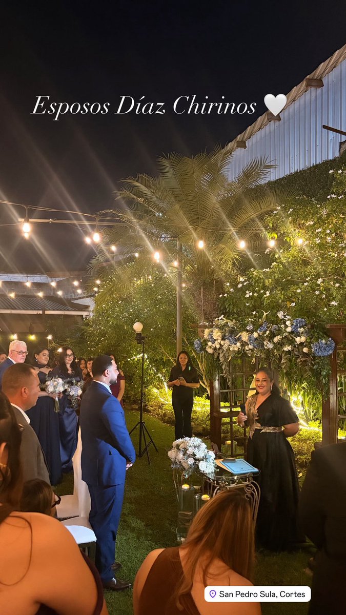 Mely_David's tweet photo. Boda, familia y amigos 🤍✨ https://t.co/wXhJsDPFBV