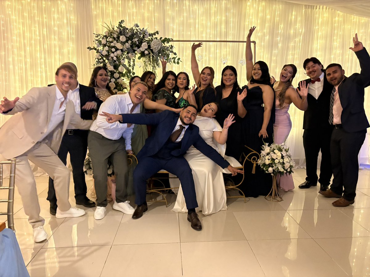 Mely_David's tweet photo. Boda, familia y amigos 🤍✨ https://t.co/wXhJsDPFBV