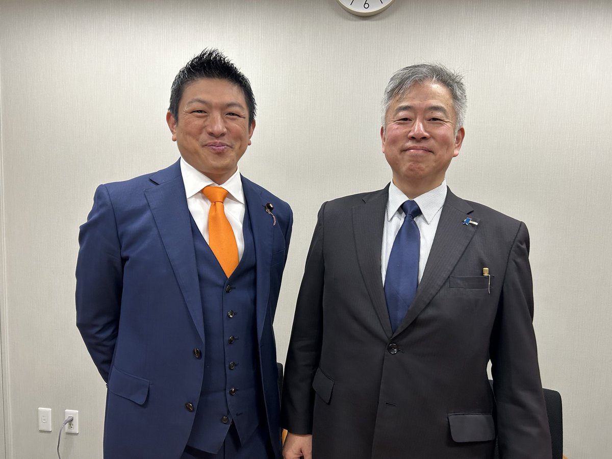 今日は朝の運営方針会議のあとに、
丸谷元人さん、坂東忠信さんに連続インタビューでした。
テーマは、グローバリズム、移民、中東情勢、教育といったものになりました。

インタビュー後は【事務局長一人語り】を収録し、今から衆議院の予算委員会を見て、