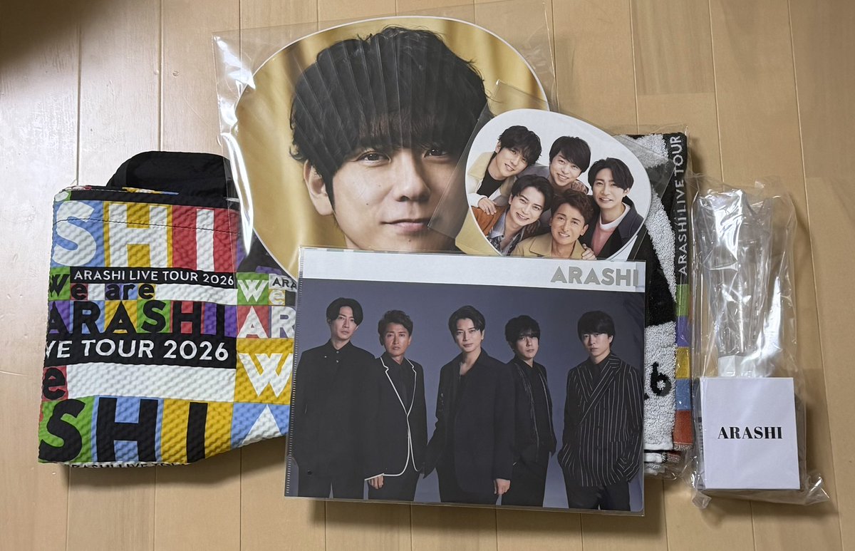 嵐のグッズが😭😭😭😭😭 タオルのARASHIって文字見ただけで大号泣して