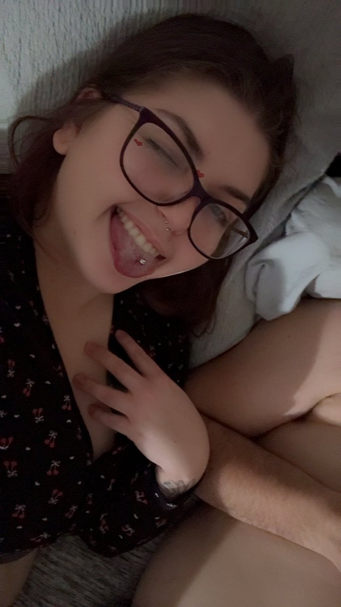 mamatwilightt's tweet photo. Am I even your type? #nsfwtwt #onlyfans #ppv #freesubscribtion 🌽🌟 https://t.co/bAkNAevK0W