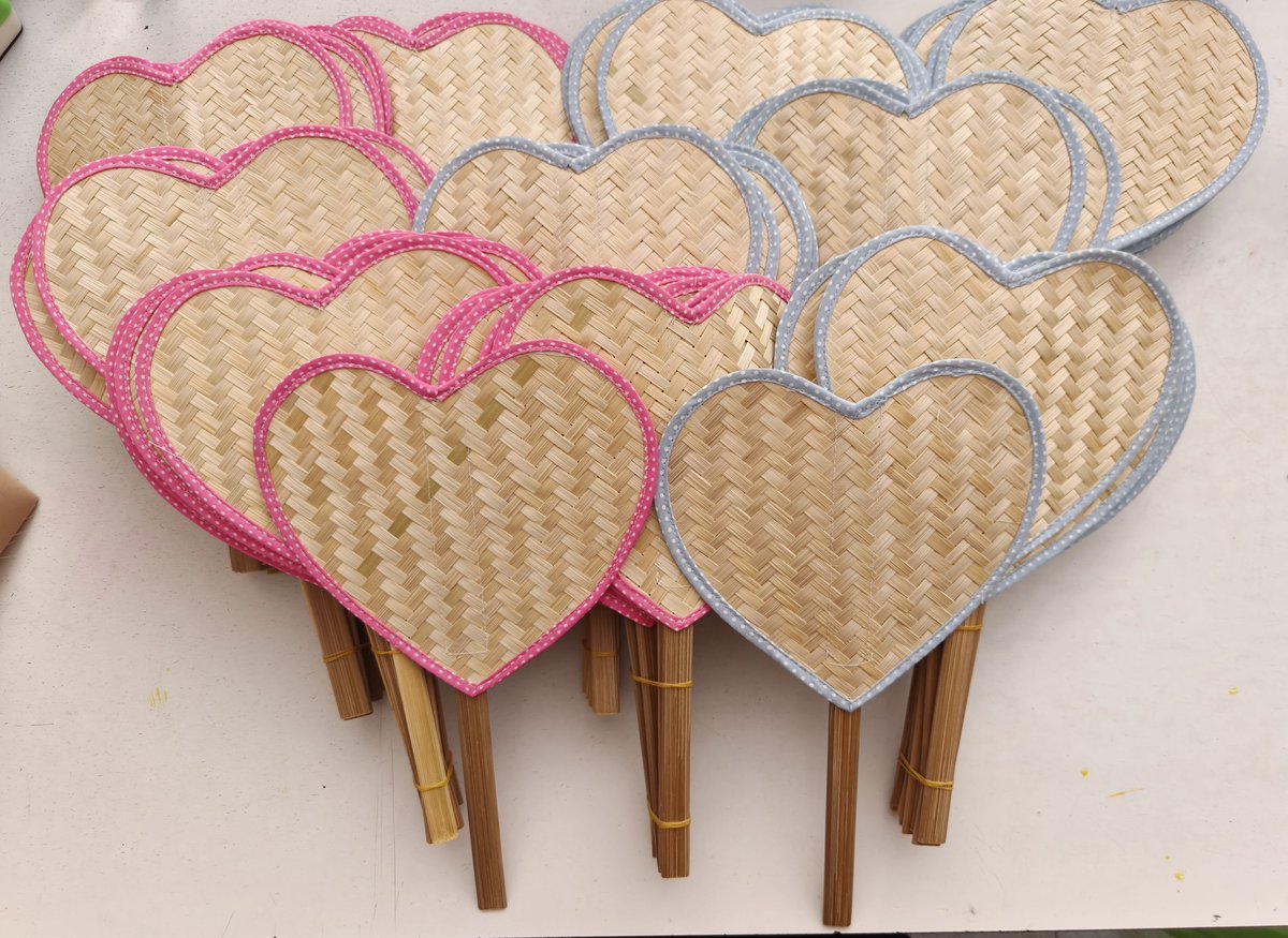 Giveaway ชิ้นแรกพร้อมแล้ว
มี2สีนะคะ สีฟ้า🩵 กับสีชมพู 🩷

มารับไปพัดให้เย็นๆดับร้อนกันนะค่า☺️
#SEVENTEEN_NEW_IN_BANGKOK
#กะรัตพระเวสสันดร
#NEW_BANGKOK