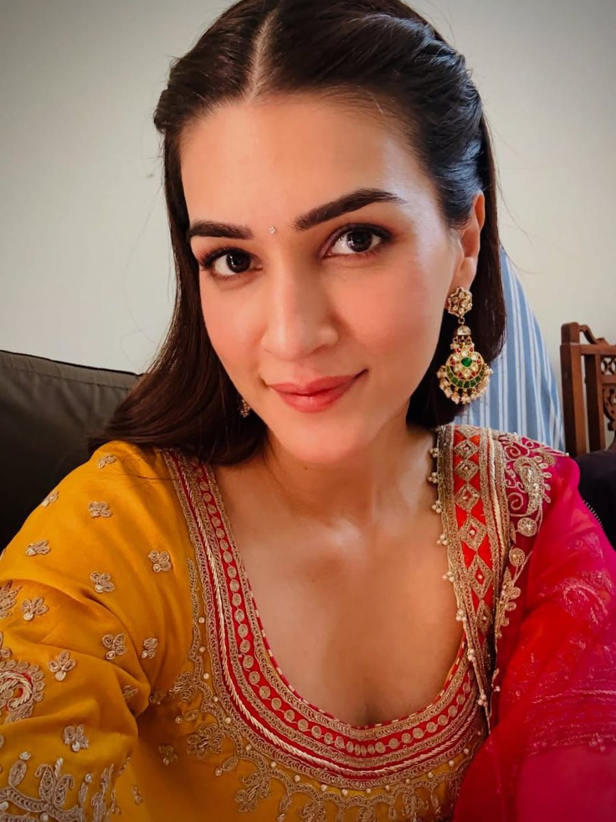 FilmyKhichdi's tweet photo. Some roles demand effort. Some demand pieces of your soul. #KritiSanon gave hers to #TereIshkMein. The applause at #ZeeCineAwards2026 for #BestActress was inevitable. https://t.co/mnArrsU2TZ