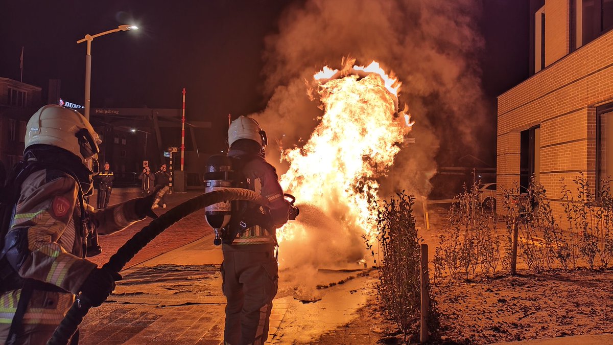 Kunststof rijplaten in brand voor appartementencomplex