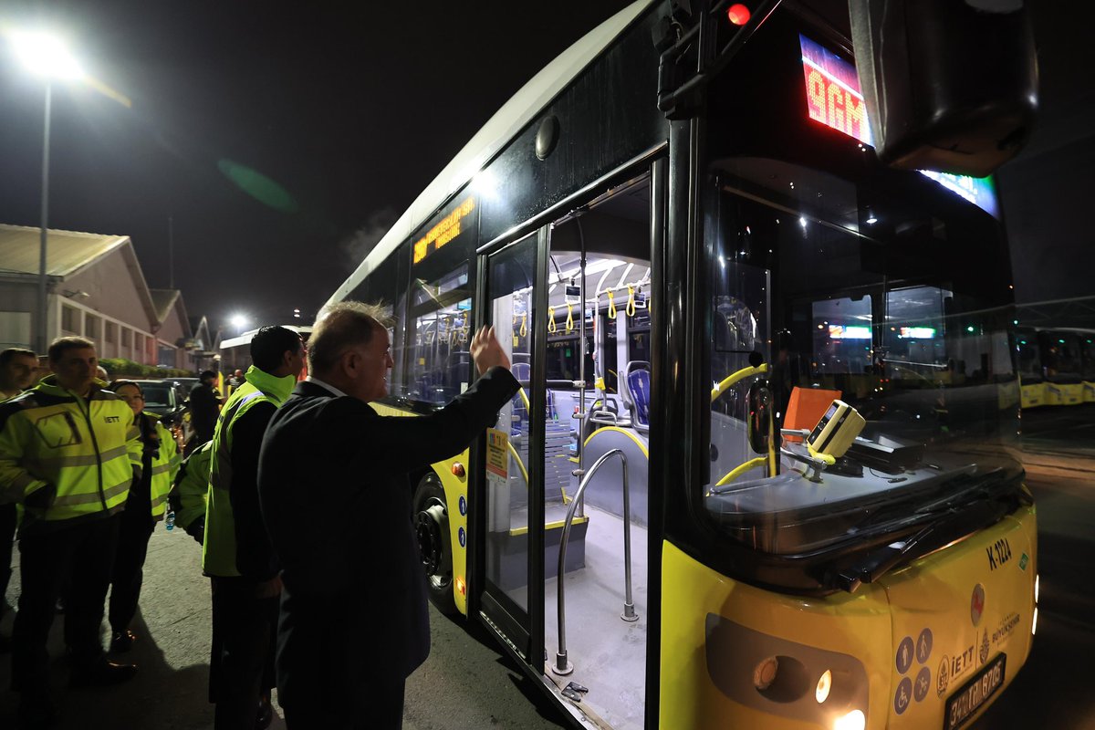 İstanbul’a hizmet için kenetlenen kocaman bir aileyiz.

Bugün sahurumuzu İETT emekçilerimizle birlikte yaptık.

Kentimiz için gece gündüz çalışan, ter döken çalışma arkadaşlarıma teşekkür ediyor; tuttuğumuz oruçların kabul, sofralarımızın bereketli olmasını diliyorum.