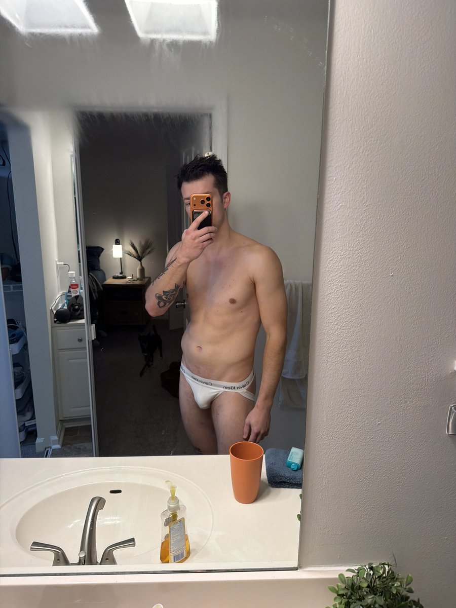 JakeFromGrindr's tweet photo. Hola https://t.co/vBWCdEqxBE