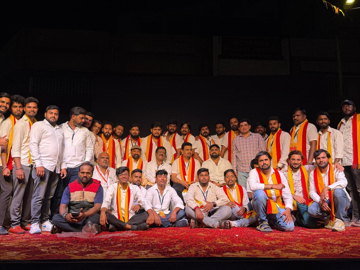 ಸಮಸ್ತ ಕರ್ನಾಟಕ ಜನೆತೆಗೆ ಧನ್ಯವಾದಗಳು 👏💛❤️
ಬ್ರಿಗೇಡ್ ರಸ್ತೆಯ ವಾರ್ ಮೆಮೋರಿಯಲ್ ಬಳಿ ಮೊಳಗಿದ ಕನ್ನಡ ಕಲರವ..

ಅದ್ಬುತ ಯಶಸ್ಸು ಆದ ಕನ್ನಡ ಕುಣಿತ ಕಾರ್ಯಕ್ರಮ.❤️
ತುಸು ವಲಸಿಗರೇ ಹೆಚ್ಚು ತುಂಬಿರೋ ಬ್ರಿಗೇಡ್ ರಸ್ತೆಯಲ್ಲಿ ನಡೆದ ವರ್ಷದ ಮೊದಲ ಕನ್ನಡ ರಾಜ್ಯೋತ್ಸವ ಕನ್ನಡ ಕುಣಿತ ಕಾರ್ಯಕ್ರಮಕ್ಕೆ ಸಾವಿರಾರು ಕನ್ನಡಿಗರು ಸಾಕ್ಷಿಯಾದರು.