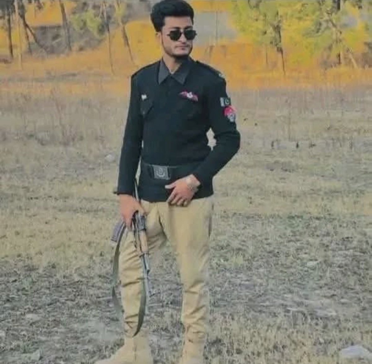 ChotiSheikhni's tweet photo. مانسہرہ پولیس کا وہ اہلکار جس نے گزشتہ روز افطار سے قبل ایک مجذوب کو پستول سے گولی مار کر قتل کر دیا تھا 

مشتعل مظاہرین نے تھانہ بالا کوٹ کو نظر آتش کر دیا https://t.co/QrJFz3DqH9