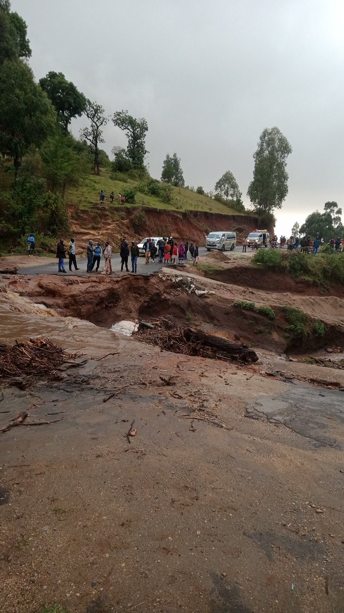 ChirchirGil's tweet photo. @KeNHAKenyaThis section of the road linking Embobut–Tuturung–Chesoi, particularly at Embomon Bridge, has for decades caused great inconvenience during the rainy season. The current bridge design cannot effectively handle the heavy flow of water. It therefore needs to be redesign. https://t.co/iNVGxobYG3