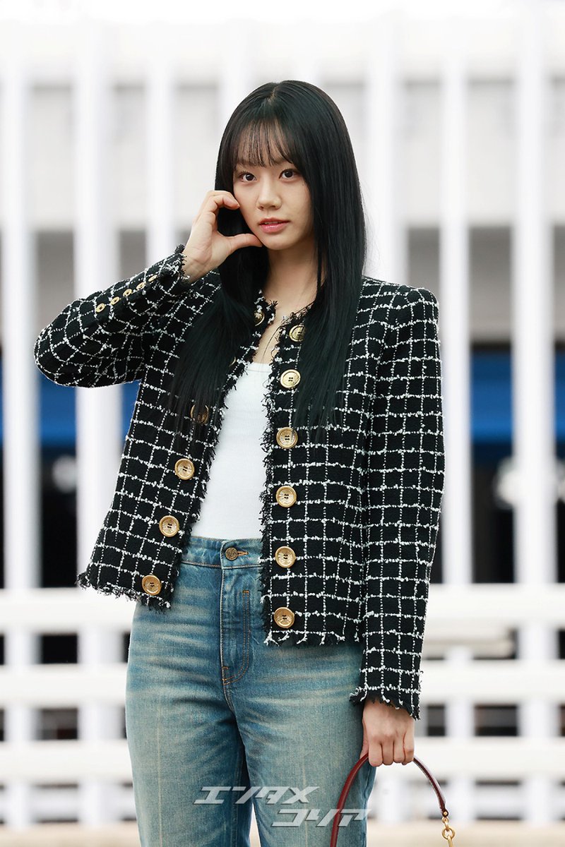 EntameKorea's tweet image. 【フォト】パリに向かうヘリ、シックなヘア＆ファッションに注目 ekr.chosunonline.com/site/data/html… 

歌手で女優のヘリが3日午前10時、高級ブランド「BALMAIN」の2026年秋冬ファッションショーに出席するため、仁川国際空港からフランス・パリに向かった。

#パリ #HYERI #空港ファッション