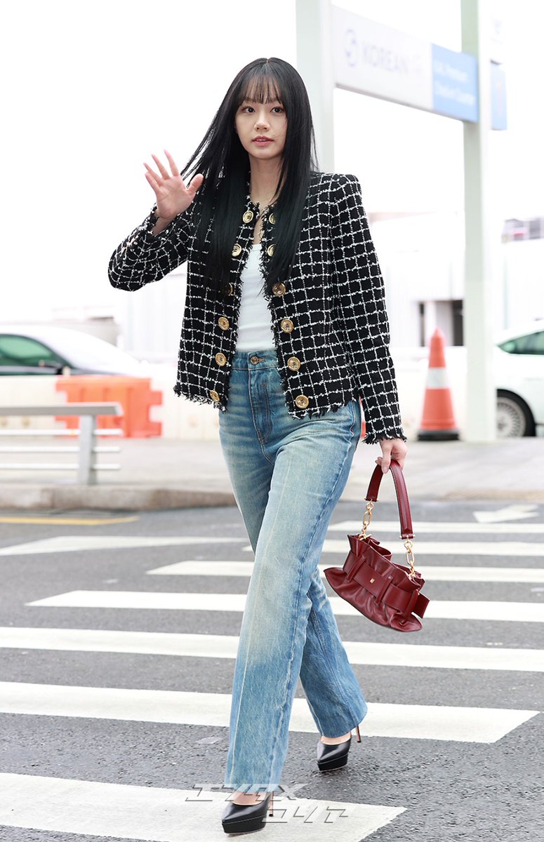 EntameKorea's tweet image. 【フォト】パリに向かうヘリ、シックなヘア＆ファッションに注目 ekr.chosunonline.com/site/data/html… 

歌手で女優のヘリが3日午前10時、高級ブランド「BALMAIN」の2026年秋冬ファッションショーに出席するため、仁川国際空港からフランス・パリに向かった。

#パリ #HYERI #空港ファッション