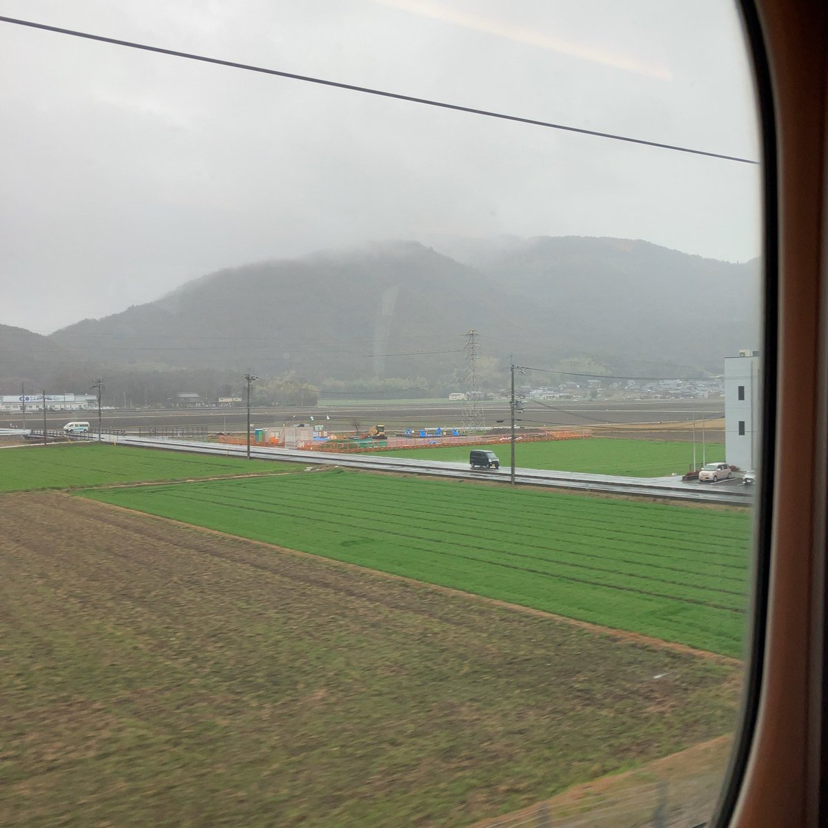 quality_ethic's tweet photo. 晴れの日はモチロン、雨の新幹線もまぁエエもんやなと。

にしてもアタマでは理解できるんですが「全て0（と表記できる程度）の飲み物」が美味しいと感じたり飲んで酔ったりするの、なかなかにオモロいですね😊 https://t.co/oBJjlsx4T2