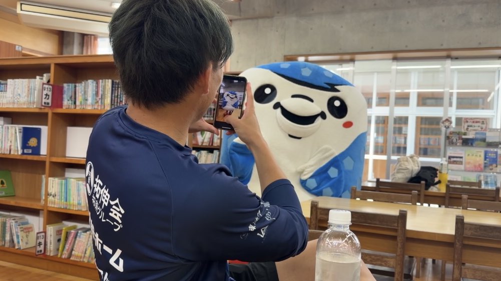 としょしつでぼくをとるひさやしゃんと､とられるぼくだにょ🤭📸

#FC琉球 #ジンベーニョ