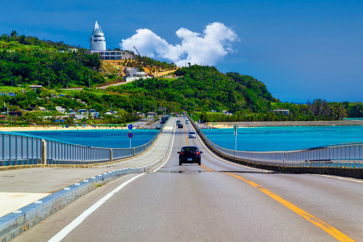 Feel_OKINAWA's tweet photo. いま沖縄来るの、実は最高

2月下旬から4月下旬頃の沖縄は、一年でもっとも過ごしやすいと言われる「うりずん」の時期

風がやわらかいし、程よくあたたかくて、海の近くでぽやーっとするのが本当に至福なんです…

しかも沖縄はスギやヒノキの花粉ほぼないからまじで天国…窓開けてドライブもいいね～ https://t.co/v4LASFKvw6