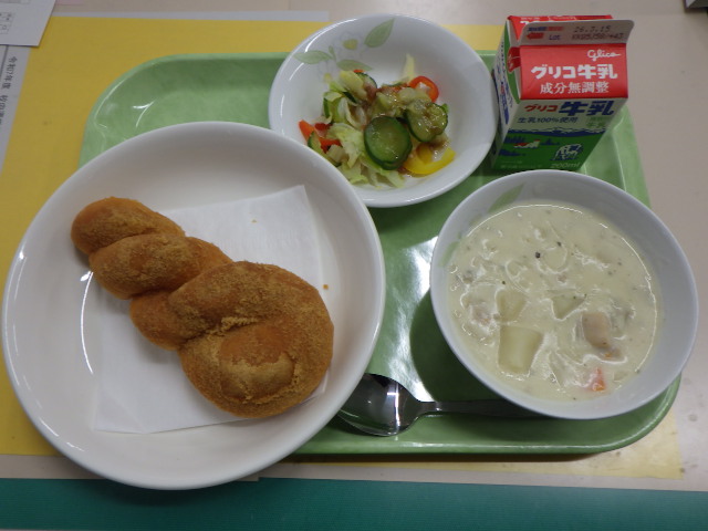 3/3 今日の給食は、☆黄な粉揚げパン、☆クリームシチュー、カラフル