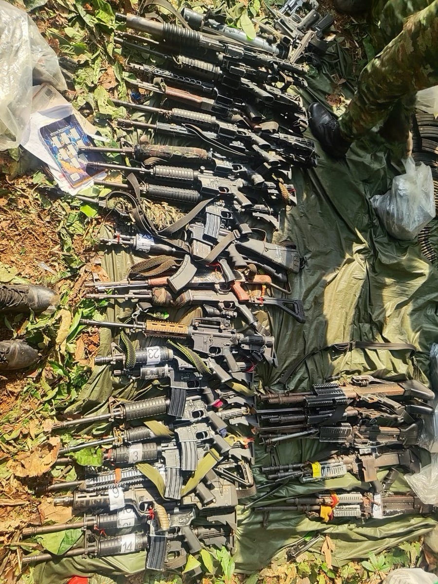 petrogustavo's tweet photo. Se ha dado un golpe estratégico a los narco grupos de Iván Mordisco en "El Retorno, Guaviare. La fuerza aérea y el ejército de Colombia logran este éxito.

Más de 25 fusiles recuperados, 5 ametralladoras M60, explosivos y miles de municiones. Se recuperaron menores, dos personas se entregaron y dos fueron capturadas.

Aún continúa la operación que consistió en un bombardeo con acción en tierra subsiguiente en la selva.