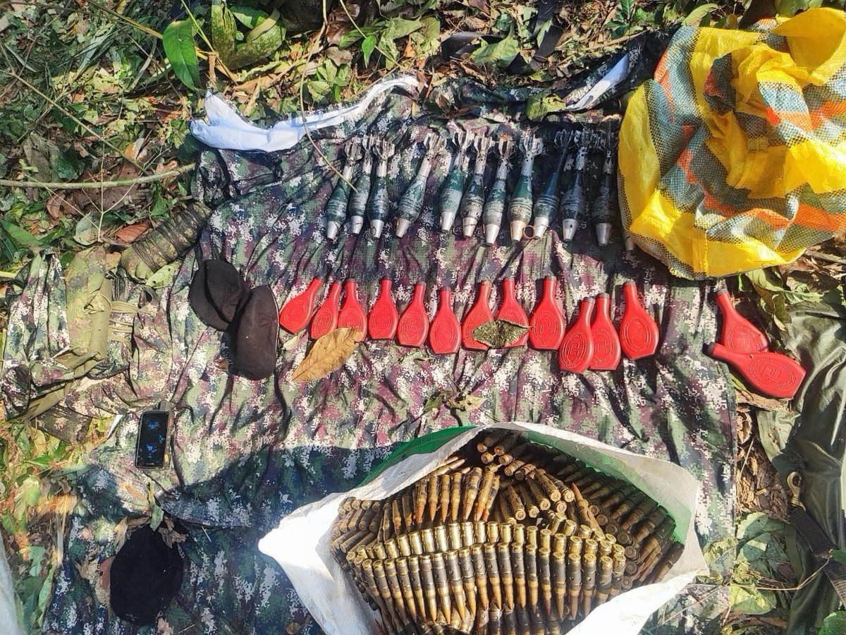 Se ha dado un golpe estratégico a los narco grupos de Iván Mordisco en "El Retorno, Guaviare. La fuerza aérea y el ejército de Colombia logran este éxito.

Más de 25 fusiles recuperados, 5 ametralladoras M60, explosivos y miles de municiones. Se recuperaron menores, dos personas