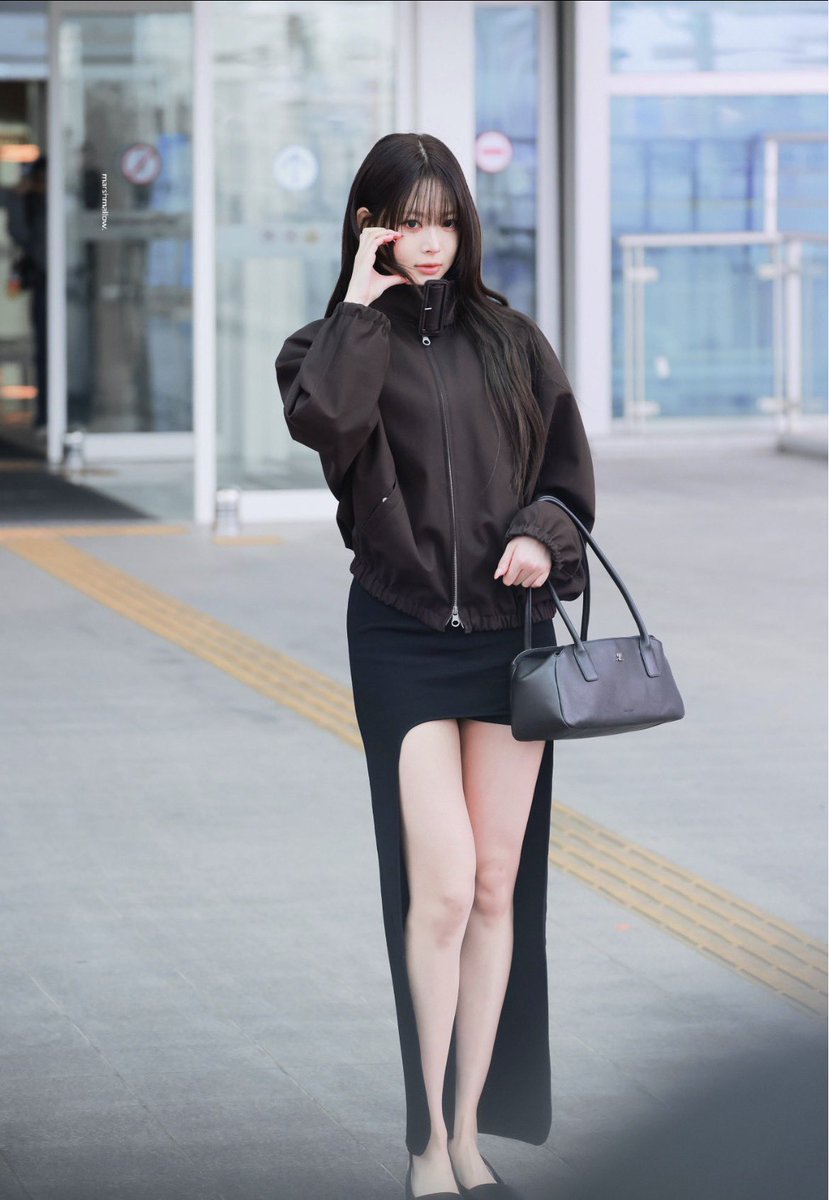 This Eunchae outfit is simply magnificent 🇫🇷

YESS FRANCE