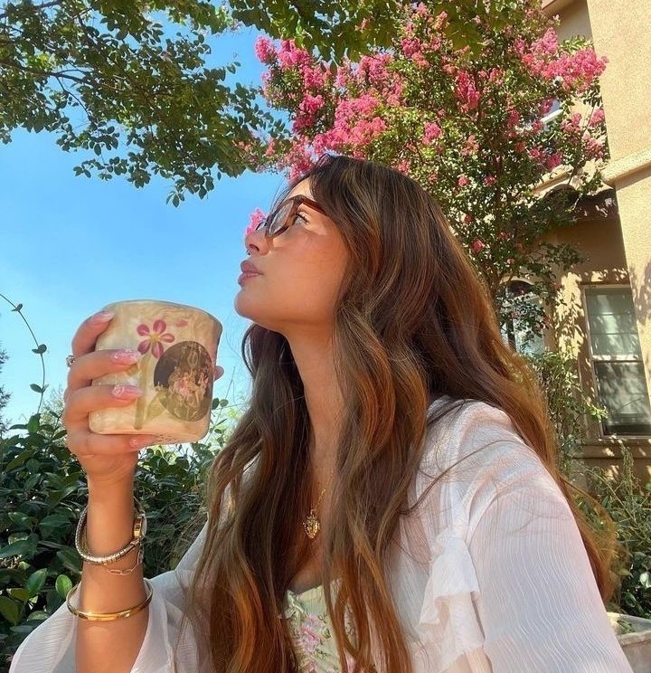 Bahar değil aslında gelen
Umutmuş meğer, hafif bir esintiyle
Çiçek açmaya korkan yüreklere
“Hadi artık” diyormuş usulca
#Günaydın herkese🌞🌹💙