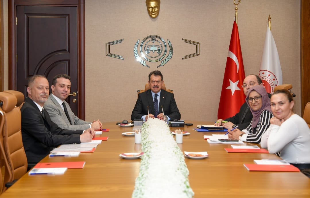 candeveci_'s tweet photo. İzmir Cumhuriyet Başsavcısı Ali Yeldan Başkanlığında, Cumhuriyet Başsavcı Vekili Gültekin Topsakal, Bağımlılık ile Savaşan Aileler Derneği Genel Başkanı Nejla Sivaşan ve Spor Psikolojisi üzerine Yüksek Lisansını tamamlayan Okan Renkli'nin katılımıyla İzmir de madde bağımlısı olan gençler için hazırlanan ve onaya sunulması aşamasına gelinen Erasmus + KA2 projesi üzerine değerlendirmelerde bulunduk.

Sporun iyileştirici gücü ile madde bağımlısı gençler üzerinde yapılabilecek çalışmalara hız ve derinlik kazandırılması için start verildi.

#toplumaguvenbireyeumut

@ctekurumsal 
@izmirvaliligi 
@huseyinsk23 
@aliyeldann 
@izmir_cbs 
@izmirdsm