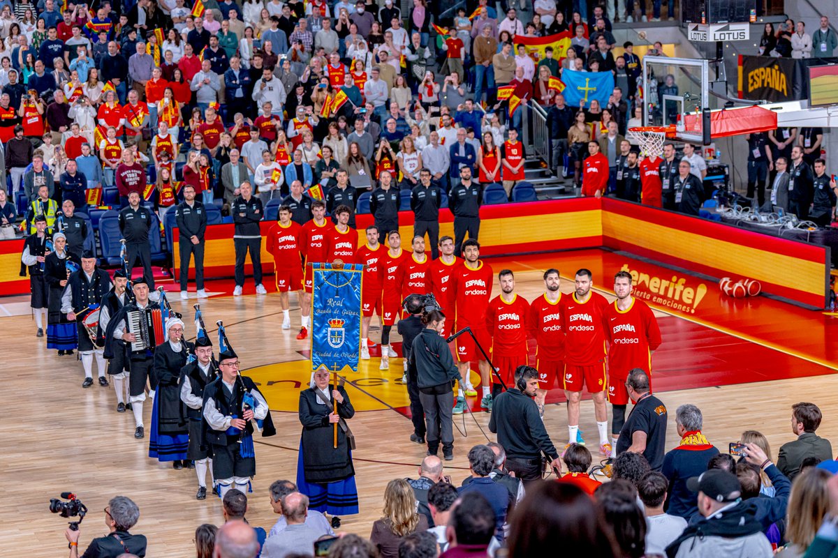 BaloncestoESP's tweet photo. Oviedo, nos vamos sin palabras 😍

🙏 GRACIAS 🙏

@aytoviedo | #LaFamilia #SomosEquipo