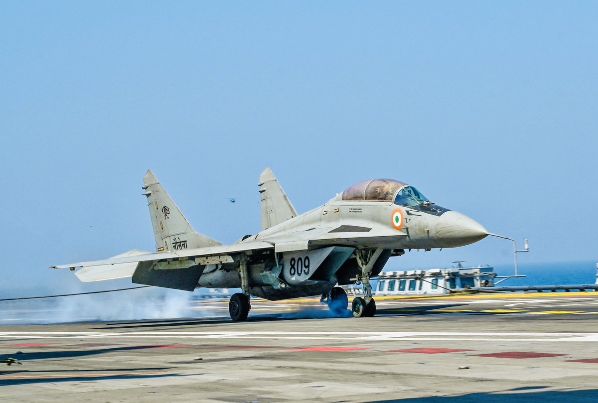 alpha_defense's tweet image. #INSVikrant achieves 1000 successful and safe arrested landings