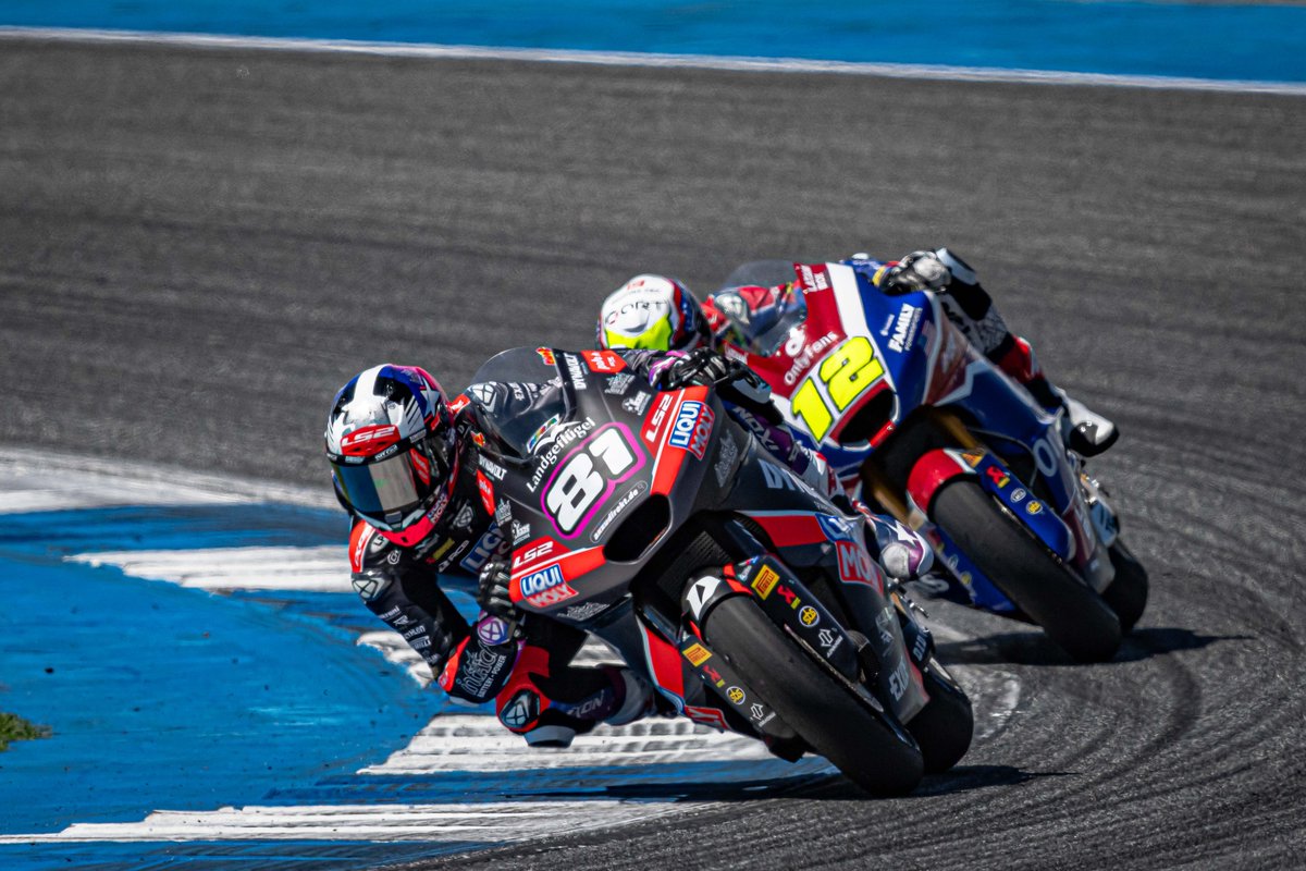 AlessioPiana130's tweet image. #Moto2 #ThaiGP 

Come si poteva percepire dalla dinamica, Senna Agius nel corso della prima partenza della gara Moto2 si è fermato senza preavviso per un problema elettronico, non per un proprio errore. David Alonso se l'è ritrovato davanti e non ha potuto far nulla per evitarlo,