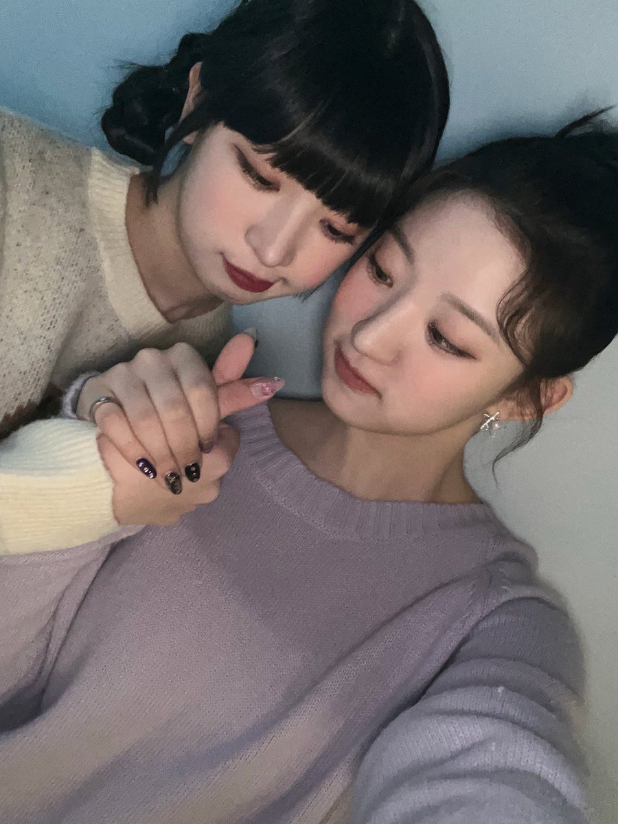 𝑨 veces solo quiero dormir en mi camita y no despertar nunca y sin embargo siempre hay una chiquitina que me obliga a salir y está vez decidimos ir corriendo al #𝓩𝕚𝐀𑁯𑣿ʼ居住𝐜ōncᥱr𝕥 🪷☆ esperando no llegar tan tarde.

𝚑e͞ɑ𝕣t 𝕓oom ♡̶ #𝕚sɑg𝕚 ¡!